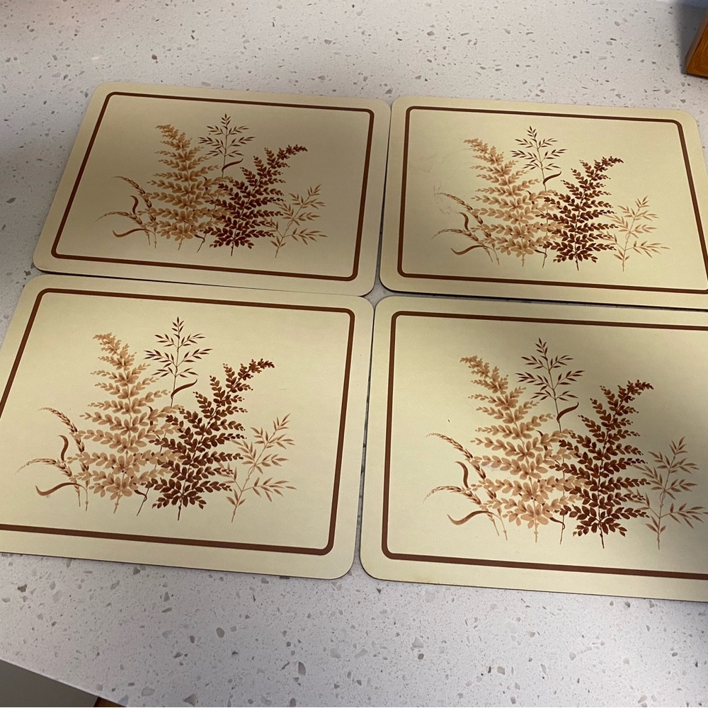 Set of 4 board style placemats/hotplates. Cottage core vibes!